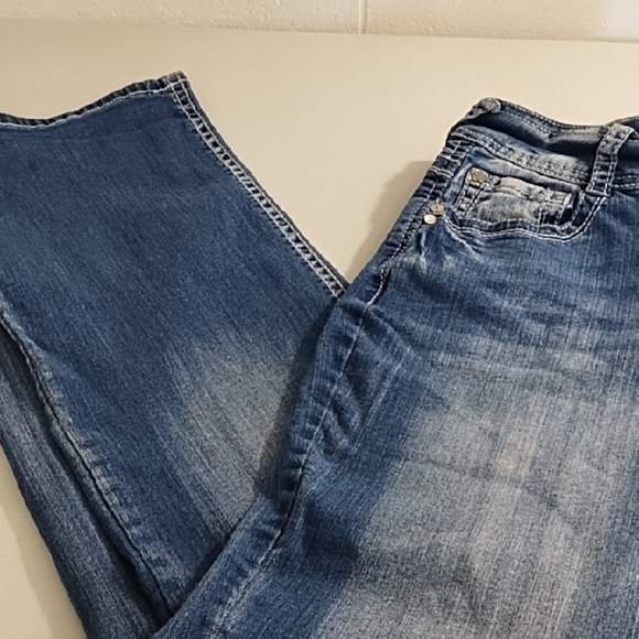 Wallflower Straight Leg Lightly Distressed Blue DenimJeans Stretchy 5 Pocket - Picture 14 of 15